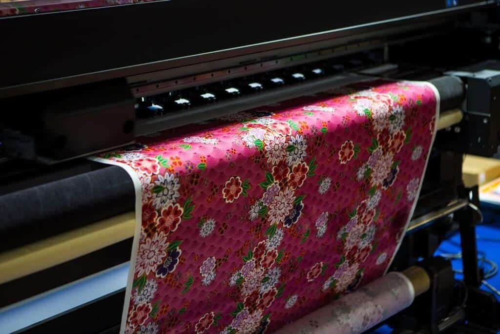 Printing machine with fabric roll